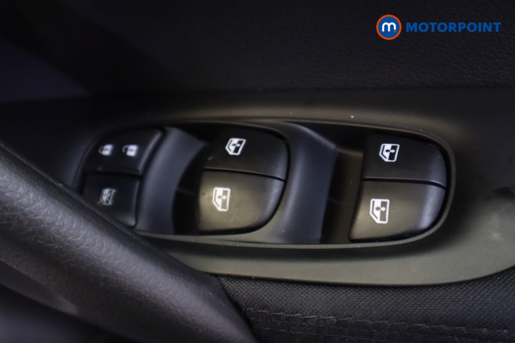 Nissan Qashqai Visia Manual Diesel SUV - Stock Number (1562389) - 9th supplementary image