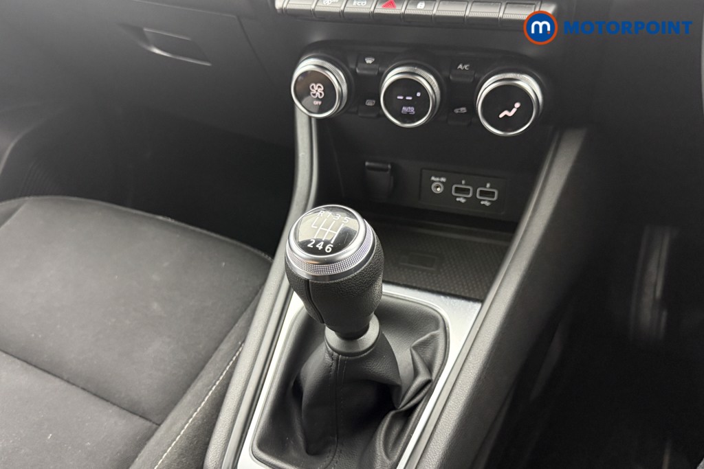 Renault Captur Iconic Manual Petrol SUV - Stock Number (1559454) - 5th supplementary image