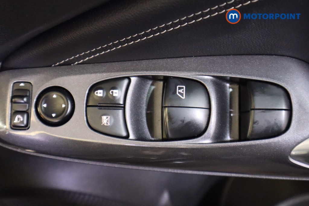 Nissan Juke N-Connecta Automatic Petrol SUV - Stock Number (1559900) - 13th supplementary image