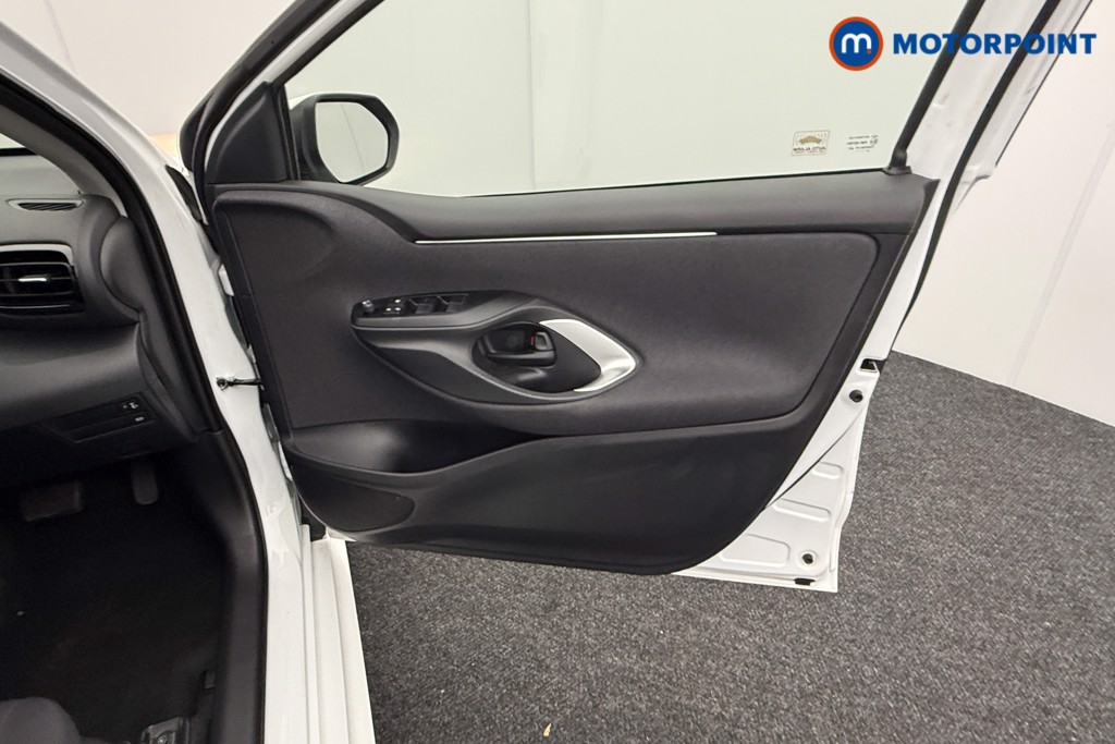 Toyota Yaris Icon Automatic Petrol-Electric Hybrid Hatchback - Stock Number (1562141) - 16th supplementary image