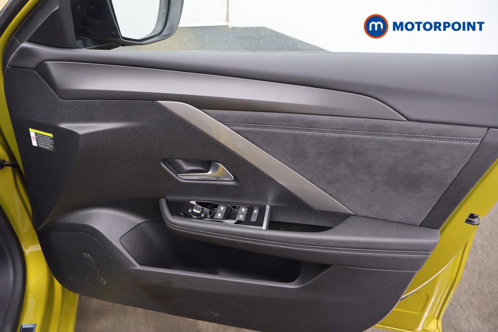 Vauxhall Astra Ultimate Automatic Petrol Plug-In Hybrid Hatchback - Stock Number (1563639) - 9th supplementary image