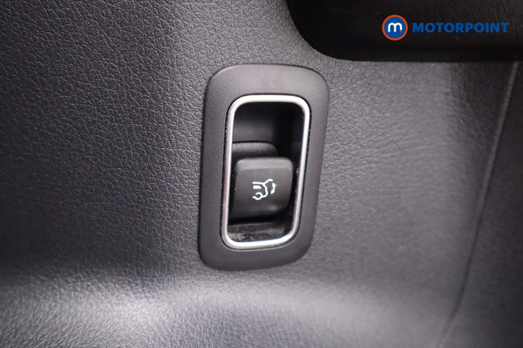 Mercedes-Benz GLB Amg Line Automatic Petrol SUV - Stock Number (1560471) - 8th supplementary image