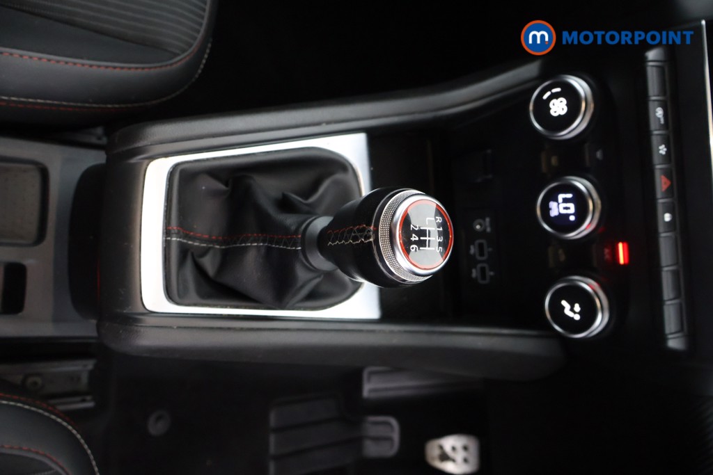 Renault Captur R.S. Line Manual Petrol-Electric Hybrid SUV - Stock Number (1558714) - 6th supplementary image