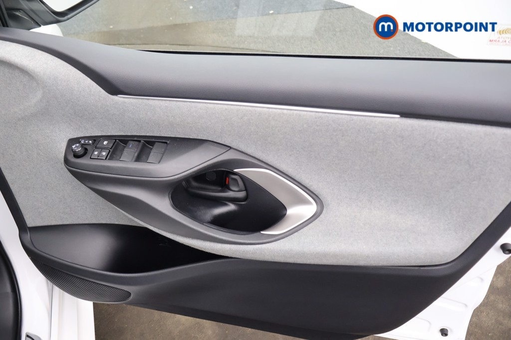 Toyota Yaris Excel Automatic Petrol-Electric Hybrid Hatchback - Stock Number (1563645) - 7th supplementary image
