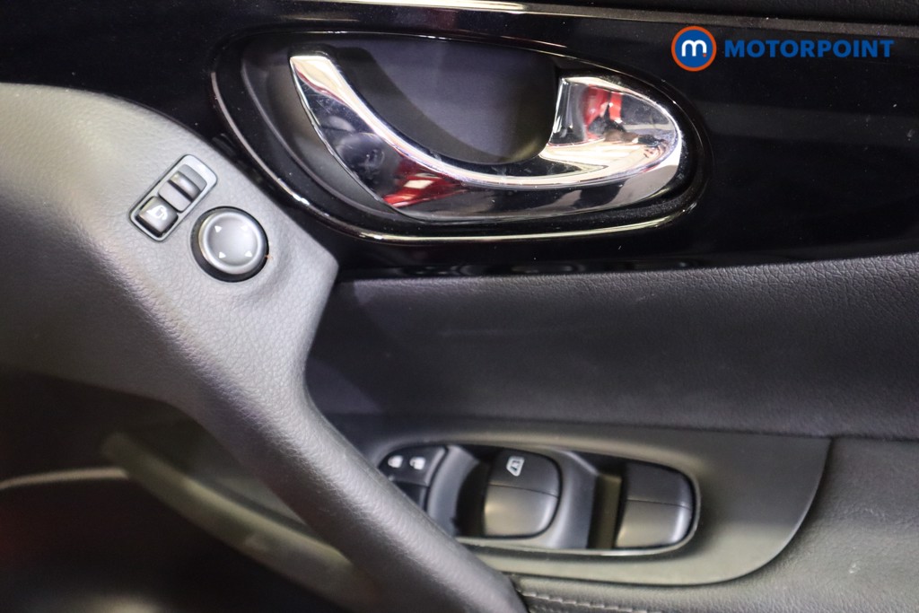 Nissan Qashqai N-Vision Manual Diesel SUV - Stock Number (1559824) - 8th supplementary image