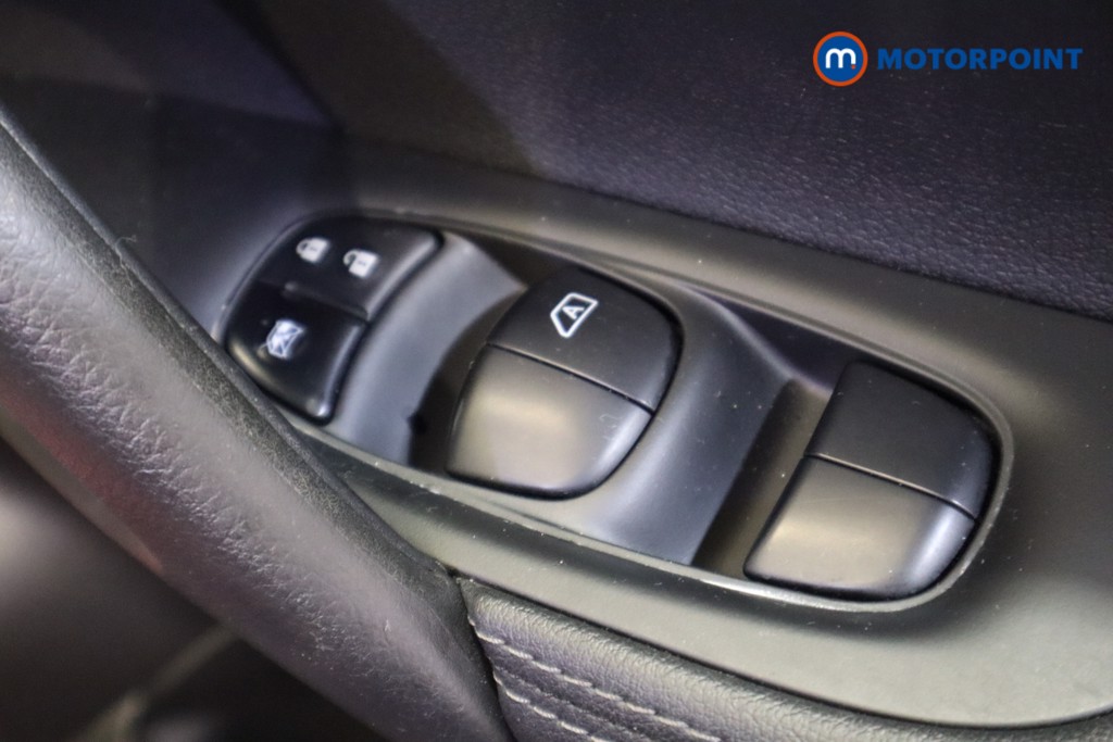 Nissan Qashqai N-Vision Manual Diesel SUV - Stock Number (1559824) - 9th supplementary image