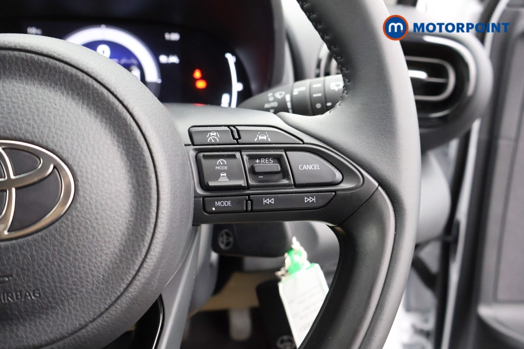 Toyota Yaris Design Automatic Petrol-Electric Hybrid Hatchback - Stock Number (1565041) - 3rd supplementary image