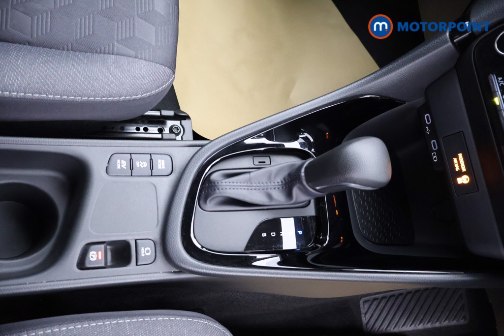 Toyota Yaris Design Automatic Petrol-Electric Hybrid Hatchback - Stock Number (1565041) - 6th supplementary image