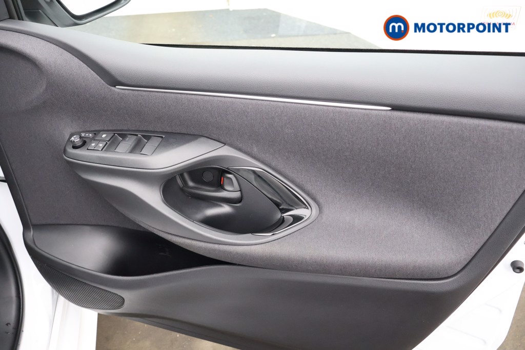 Toyota Yaris Design Automatic Petrol-Electric Hybrid Hatchback - Stock Number (1565041) - 9th supplementary image