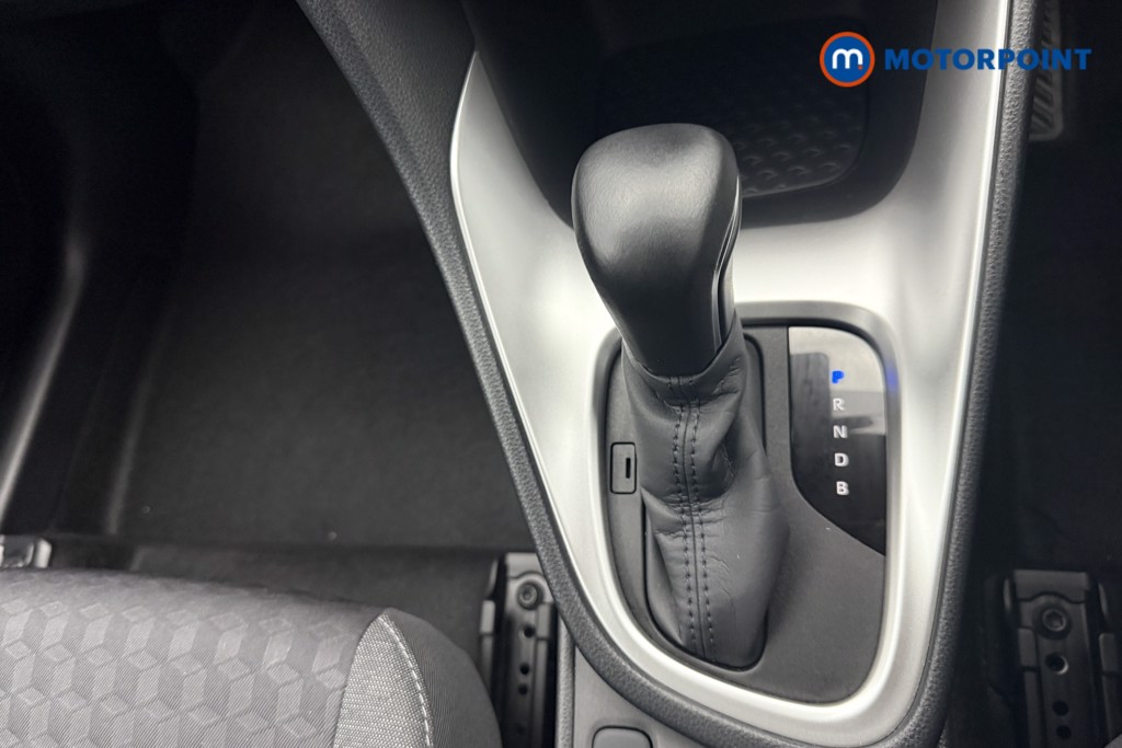 Toyota Yaris Design Automatic Petrol-Electric Hybrid Hatchback - Stock Number (1569552) - 8th supplementary image