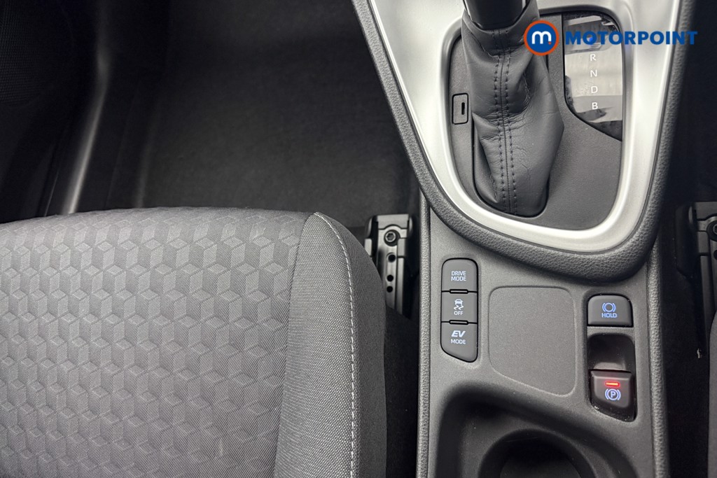Toyota Yaris Design Automatic Petrol-Electric Hybrid Hatchback - Stock Number (1569552) - 9th supplementary image