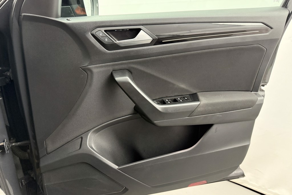 Volkswagen T-Roc Black Edition Manual Petrol SUV - Stock Number (1564659) - 16th supplementary image