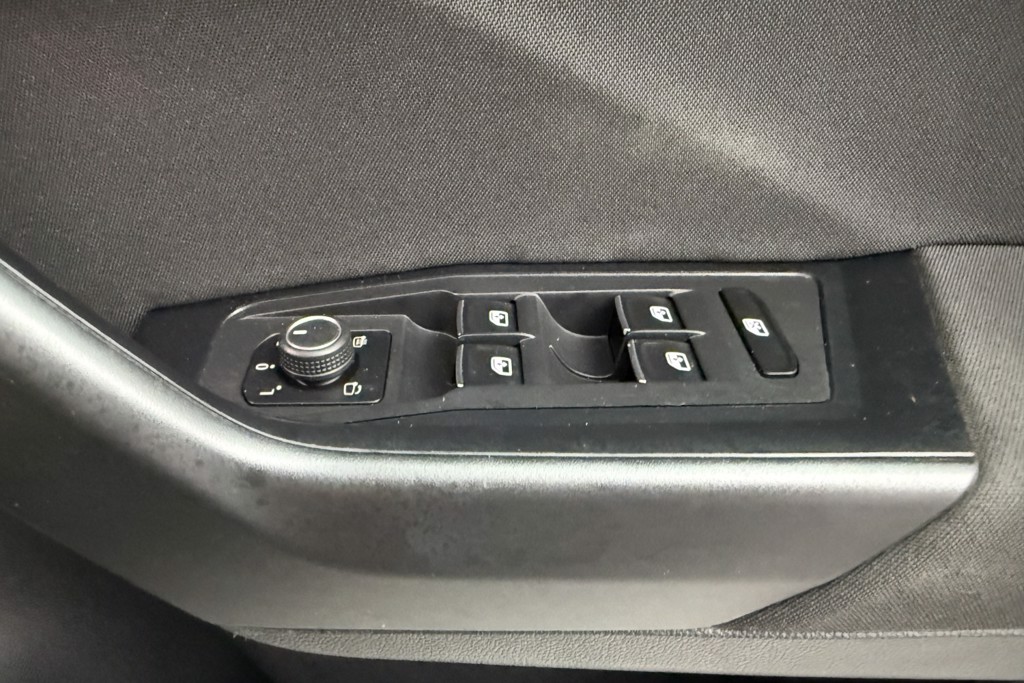 Volkswagen T-Roc Black Edition Manual Petrol SUV - Stock Number (1564659) - 17th supplementary image