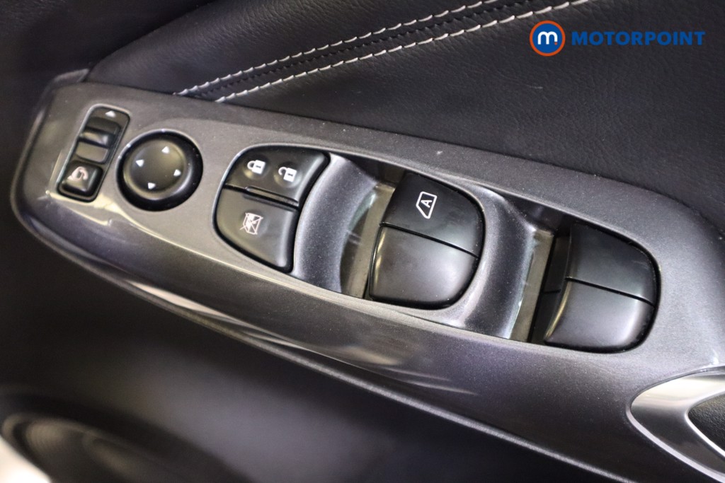 Nissan Juke N-Connecta Automatic Petrol SUV - Stock Number (1569831) - 8th supplementary image