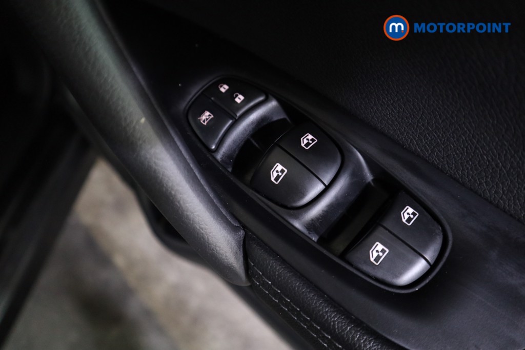 Nissan Qashqai N-Connecta Manual Petrol SUV - Stock Number (1560655) - 9th supplementary image