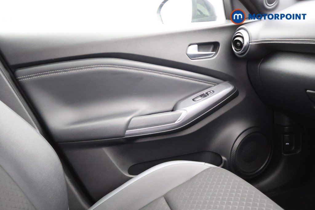 Nissan Juke N-Connecta Manual Petrol SUV - Stock Number (1566118) - 7th supplementary image