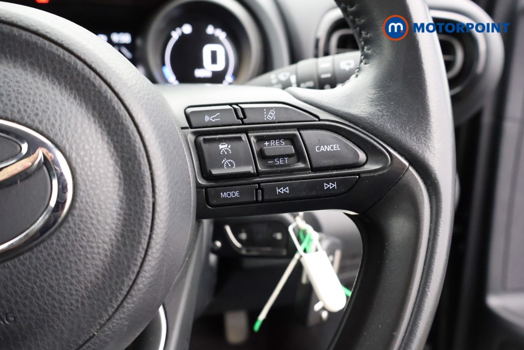 Toyota Yaris Design Automatic Petrol-Electric Hybrid Hatchback - Stock Number (1567390) - 3rd supplementary image