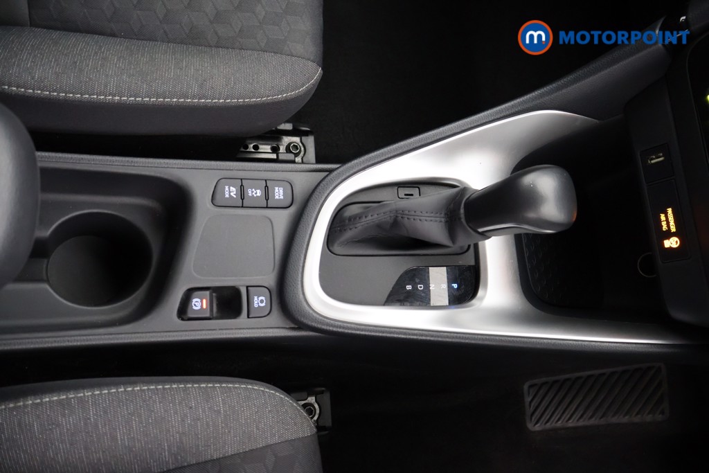 Toyota Yaris Design Automatic Petrol-Electric Hybrid Hatchback - Stock Number (1567390) - 6th supplementary image