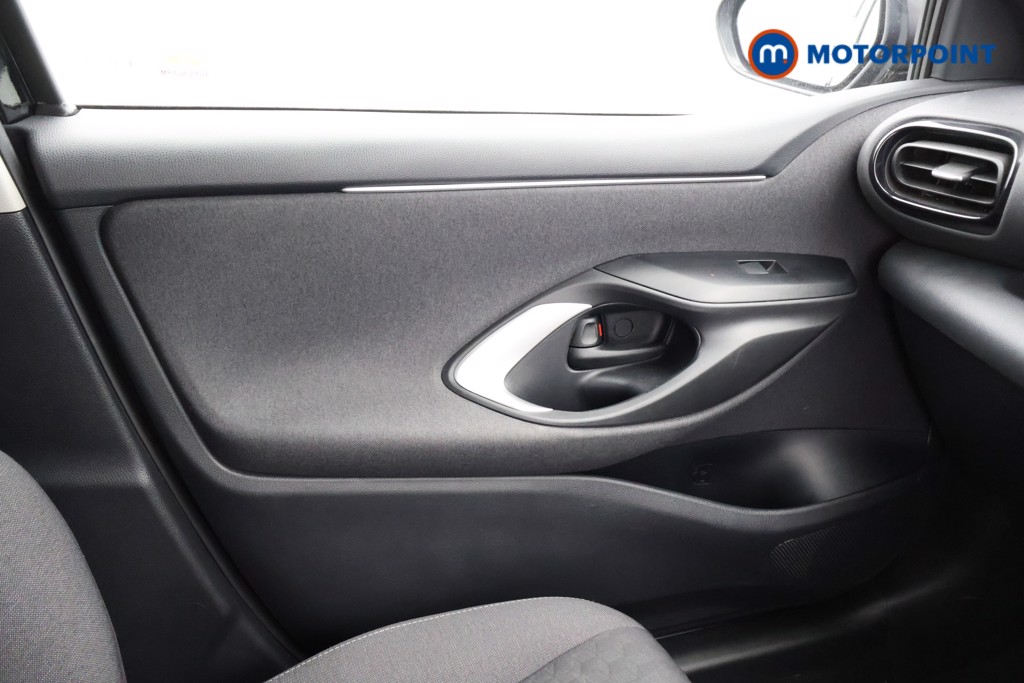 Toyota Yaris Design Automatic Petrol-Electric Hybrid Hatchback - Stock Number (1567390) - 8th supplementary image