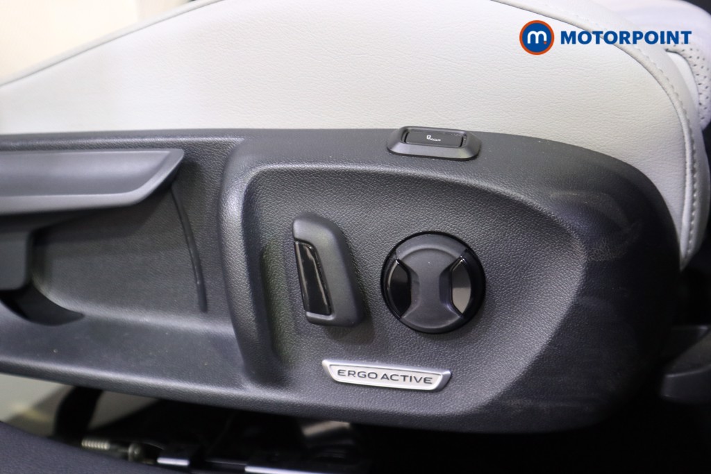 Volkswagen Passat Life Automatic Petrol Plug-In Hybrid Estate - Stock Number (1573295) - 11th supplementary image