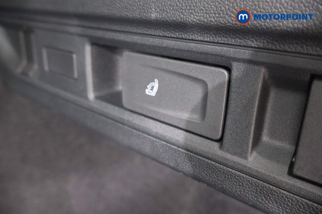 Volkswagen Passat Life Automatic Petrol Plug-In Hybrid Estate - Stock Number (1573326) - 38th supplementary image