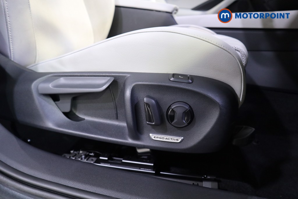 Volkswagen Passat Life Automatic Petrol Plug-In Hybrid Estate - Stock Number (1573300) - 12th supplementary image