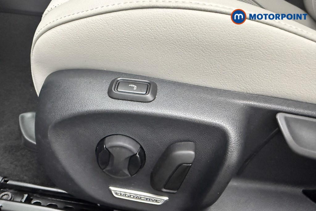 Volkswagen Passat Life Automatic Petrol Plug-In Hybrid Estate - Stock Number (1573317) - 19th supplementary image