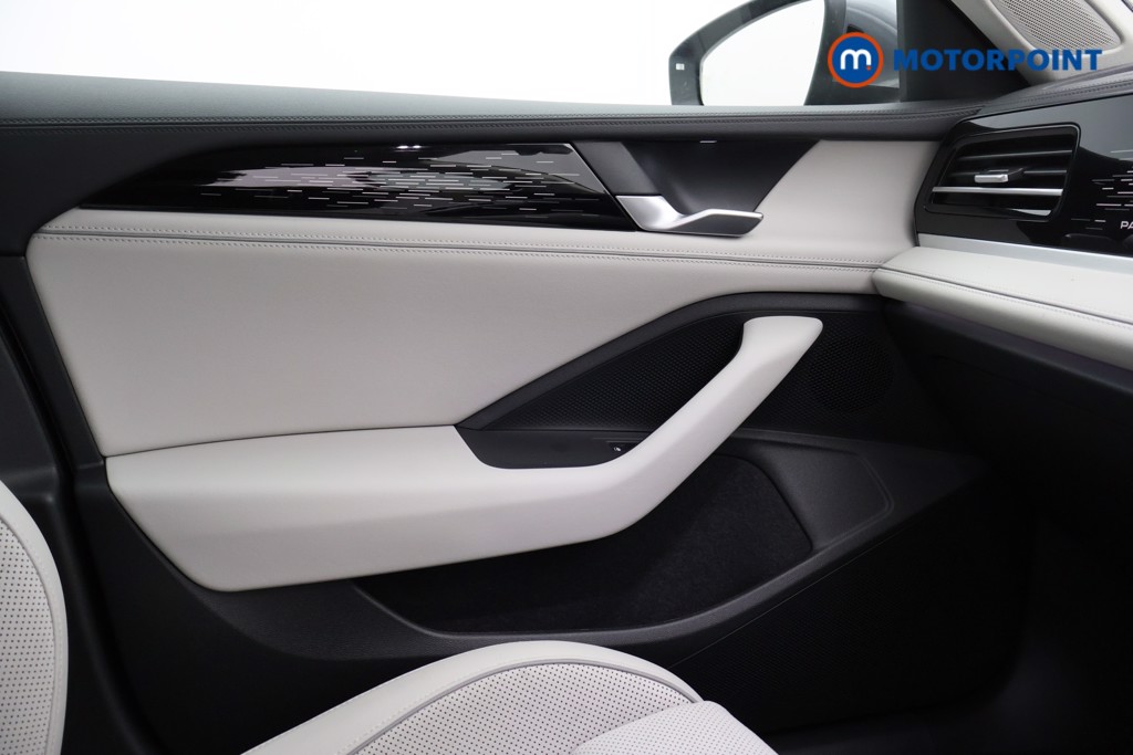 Volkswagen Passat Life Automatic Petrol Plug-In Hybrid Estate - Stock Number (1573303) - 7th supplementary image