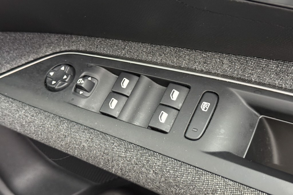 Peugeot 3008 Active Automatic Petrol Plug-In Hybrid SUV - Stock Number (1569454) - 16th supplementary image