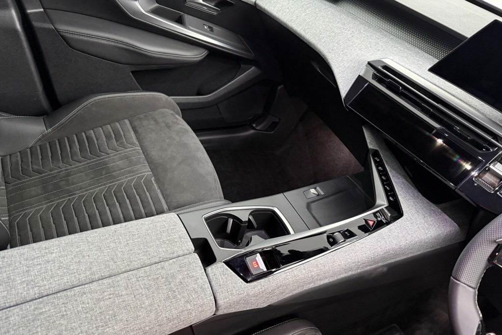 Peugeot 3008 GT Automatic Petrol-Electric Hybrid SUV - Stock Number (1569489) - 19th supplementary image