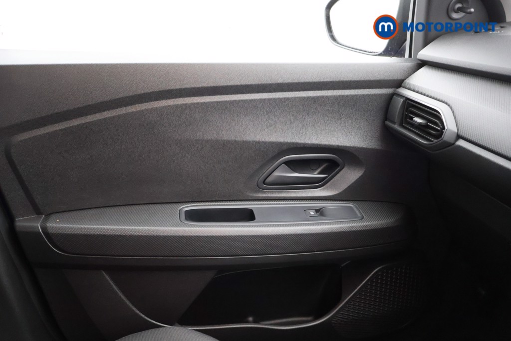 Dacia Sandero Essential Manual Petrol Hatchback - Stock Number (1570051) - 8th supplementary image