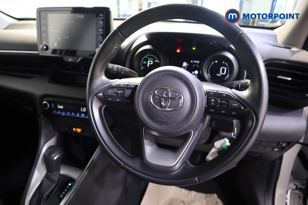 Toyota Yaris Design Automatic Petrol-Electric Hybrid Hatchback - Stock Number (1569506) - 2nd supplementary image