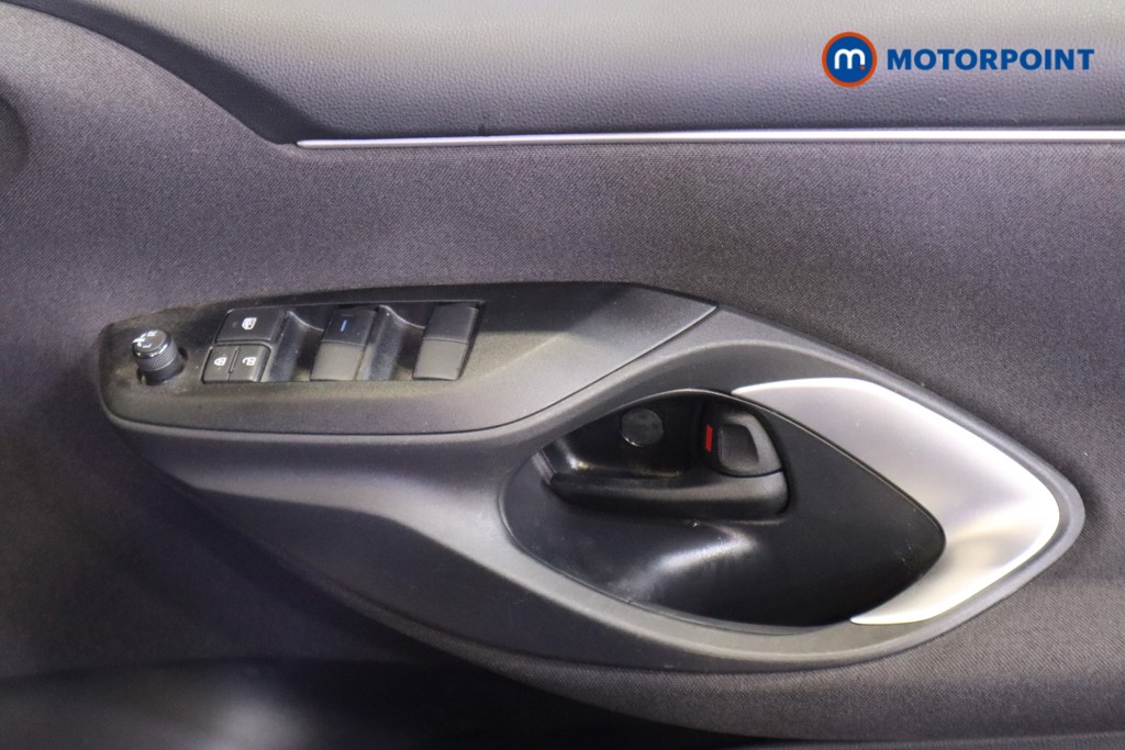 Toyota Yaris Design Automatic Petrol-Electric Hybrid Hatchback - Stock Number (1572624) - 14th supplementary image