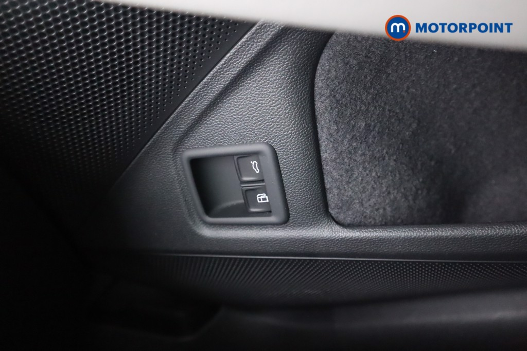 Volkswagen Passat Life Automatic Petrol Plug-In Hybrid Estate - Stock Number (1573309) - 11th supplementary image