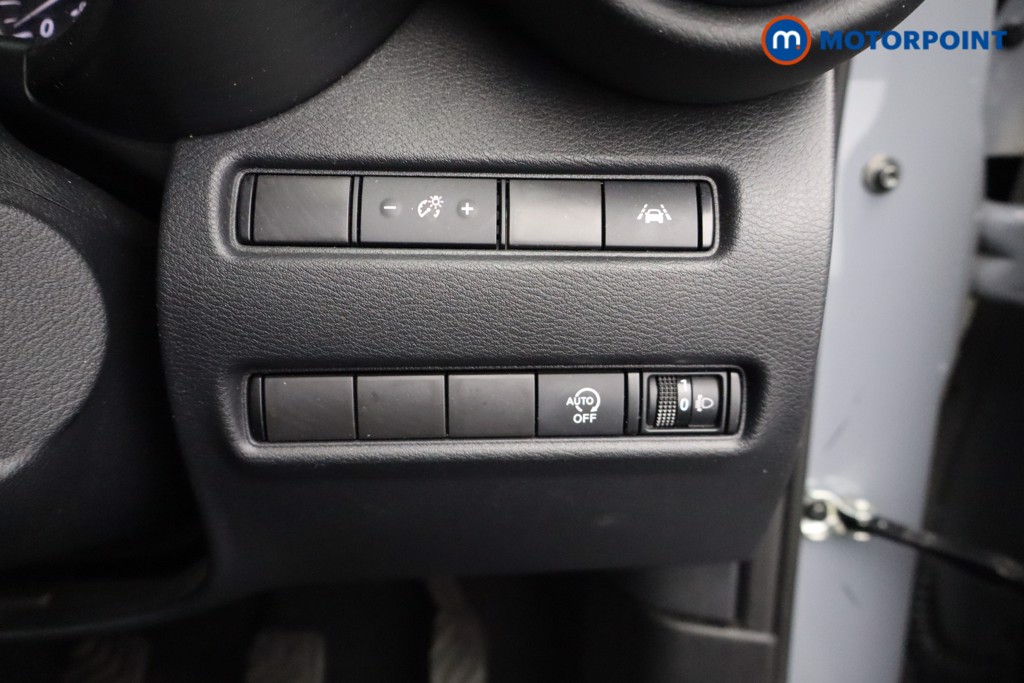 Nissan Juke N-Connecta Manual Petrol SUV - Stock Number (1568040) - 15th supplementary image