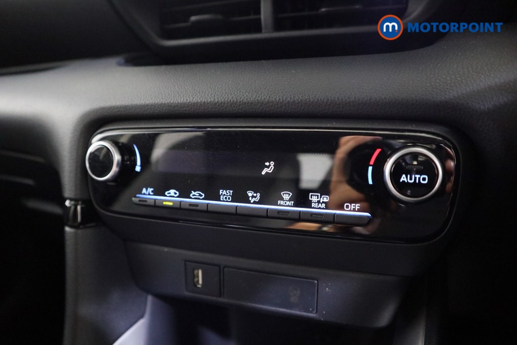 Toyota Yaris Design Automatic Petrol-Electric Hybrid Hatchback - Stock Number (1575453) - 8th supplementary image