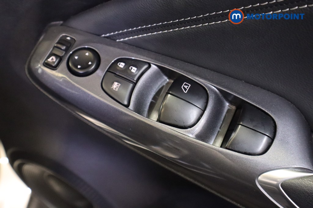Nissan Juke N-Connecta Automatic Petrol SUV - Stock Number (1569821) - 9th supplementary image