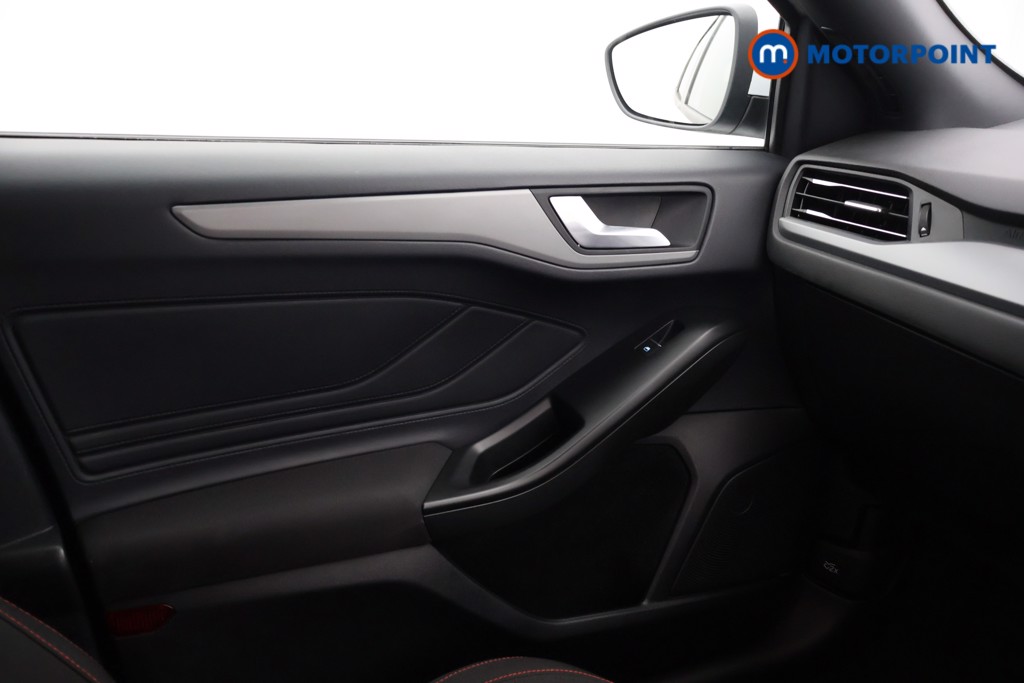 Ford Focus St-Line Style Manual Petrol Hatchback - Stock Number (1570877) - 8th supplementary image