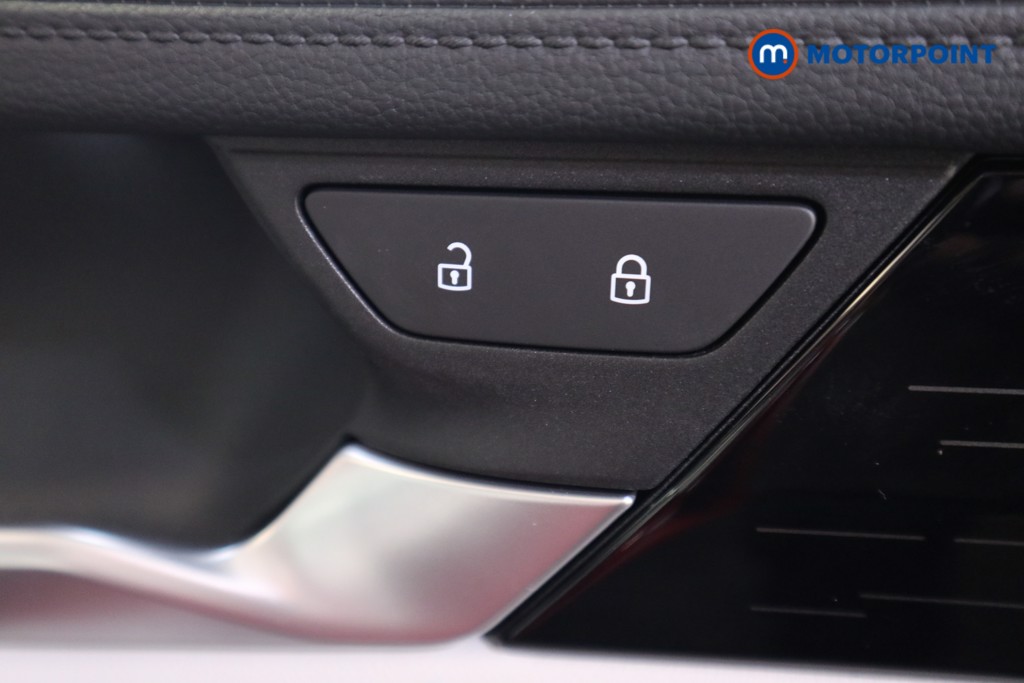 Volkswagen Passat Life Automatic Petrol Plug-In Hybrid Estate - Stock Number (1573294) - 10th supplementary image