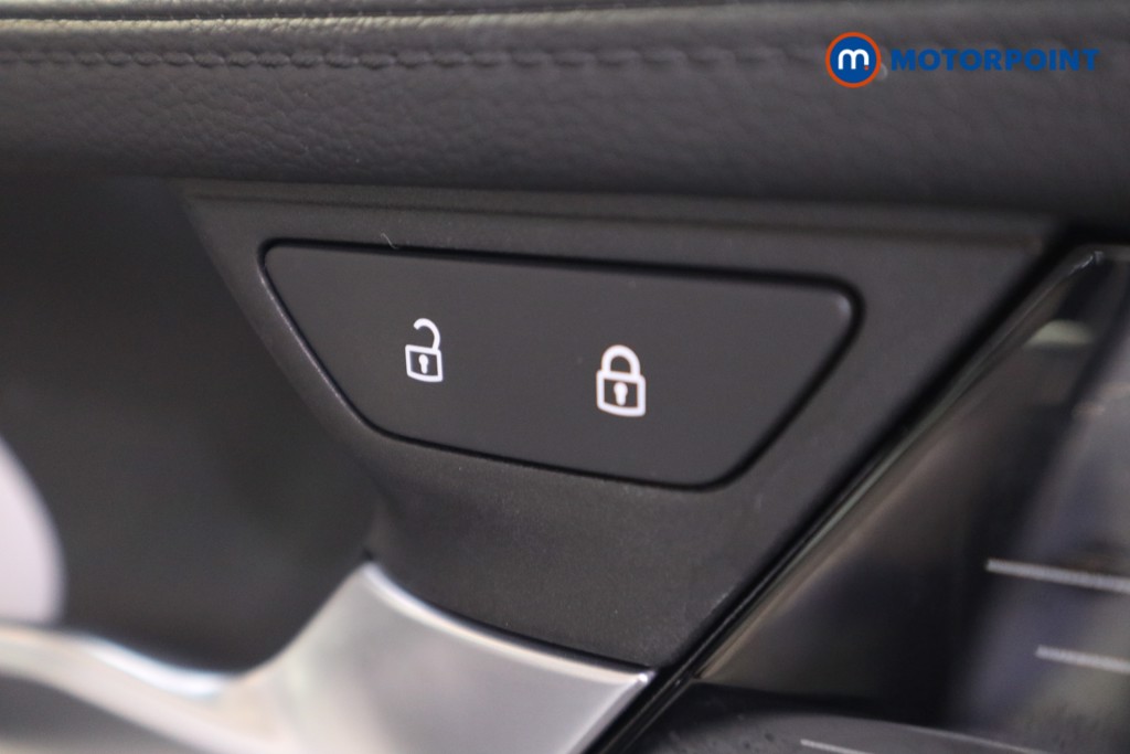 Volkswagen Passat Life Automatic Petrol Plug-In Hybrid Estate - Stock Number (1573336) - 9th supplementary image