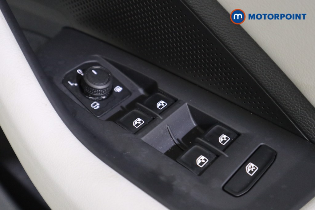 Volkswagen Passat Life Automatic Petrol Plug-In Hybrid Estate - Stock Number (1573336) - 10th supplementary image