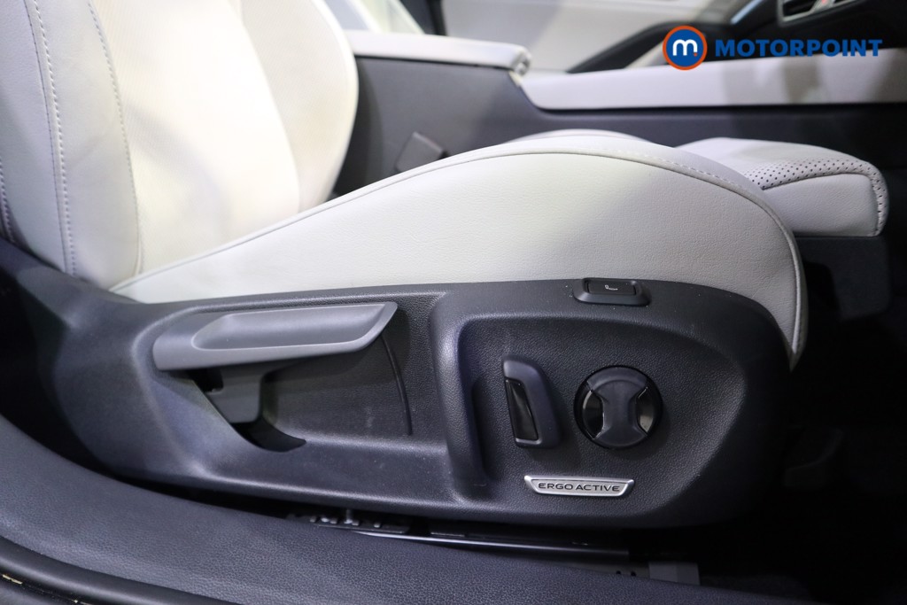Volkswagen Passat Life Automatic Petrol Plug-In Hybrid Estate - Stock Number (1573336) - 11th supplementary image