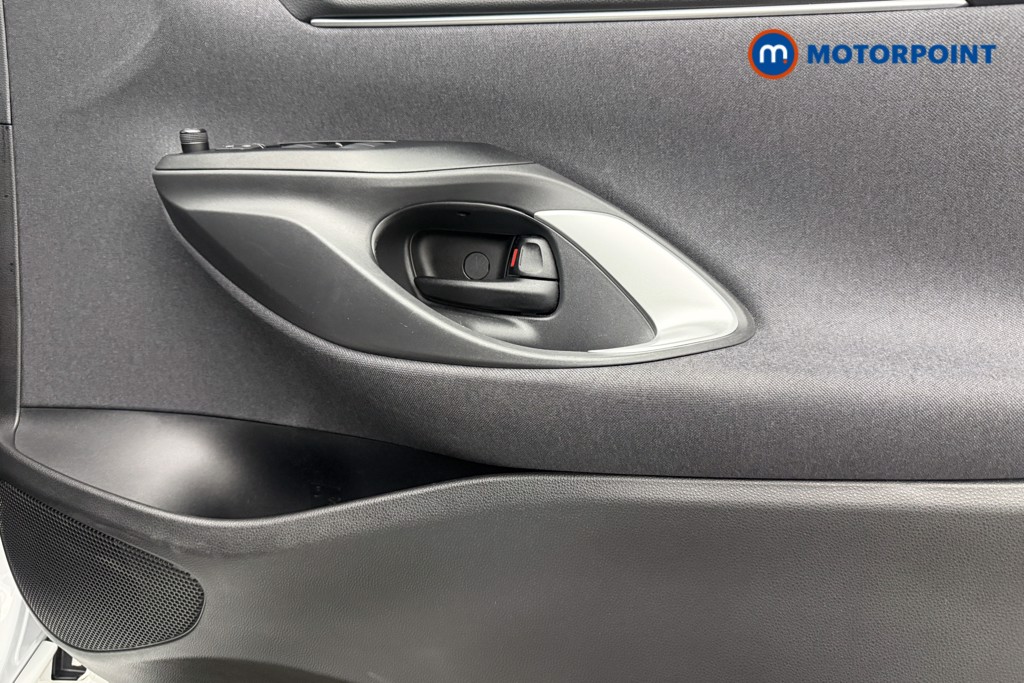 Toyota Yaris Design Automatic Petrol-Electric Hybrid Hatchback - Stock Number (1574473) - 16th supplementary image