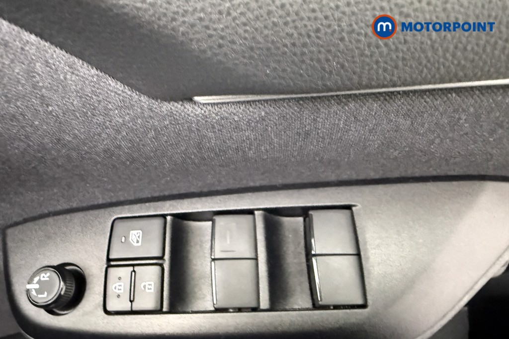 Toyota Yaris Design Automatic Petrol-Electric Hybrid Hatchback - Stock Number (1574473) - 17th supplementary image
