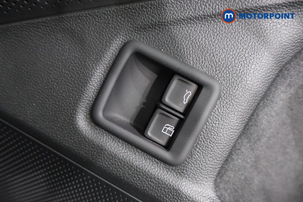 Volkswagen Passat Life Automatic Petrol Plug-In Hybrid Estate - Stock Number (1578392) - 14th supplementary image