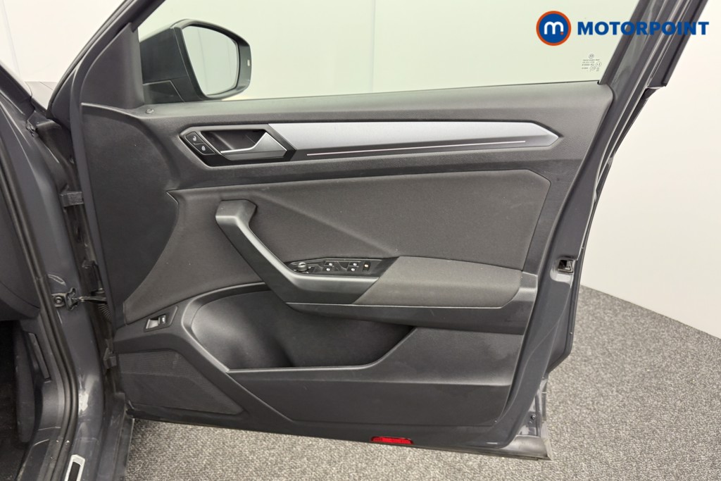 Volkswagen T-Roc Active Manual Diesel SUV - Stock Number (1577719) - 17th supplementary image