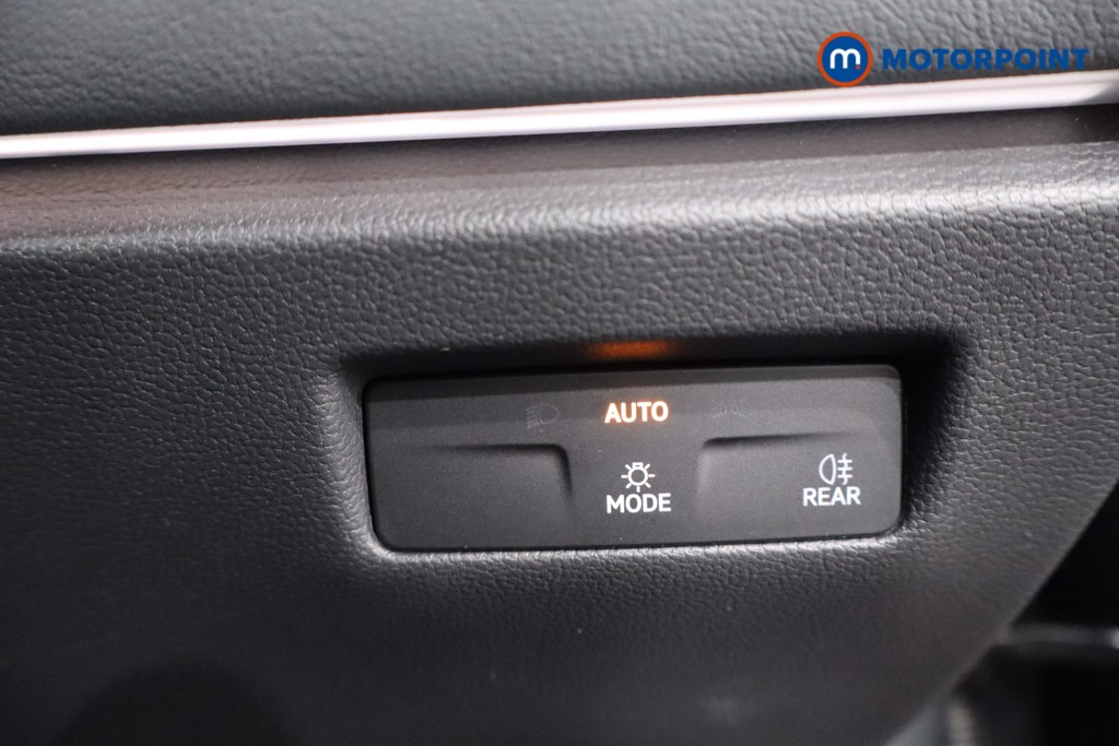 Volkswagen Passat Life Automatic Petrol Plug-In Hybrid Estate - Stock Number (1579893) - 21st supplementary image