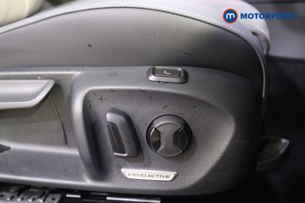 Volkswagen Passat Life Automatic Petrol Plug-In Hybrid Estate - Stock Number (1578105) - 11th supplementary image