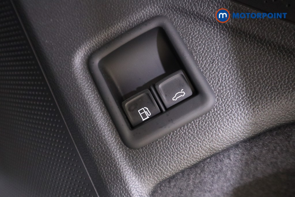 Volkswagen Passat Life Automatic Petrol Plug-In Hybrid Estate - Stock Number (1578939) - 9th supplementary image