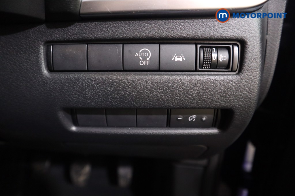 Nissan Qashqai N-Connecta Manual Petrol SUV - Stock Number (1579993) - 9th supplementary image